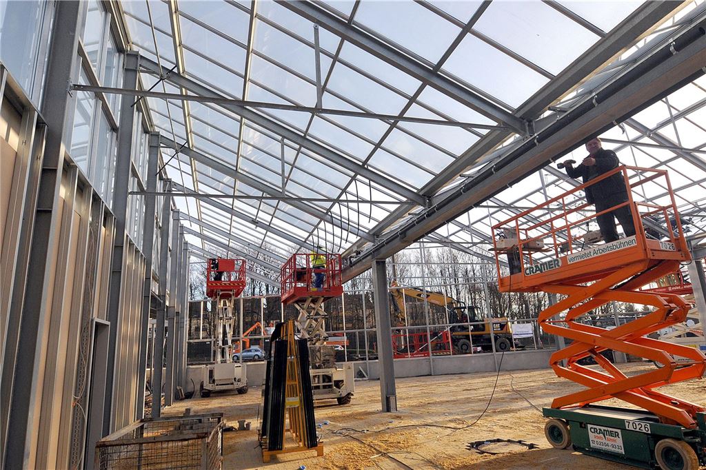 Vor 60 Jahren erhielt Schwerte das erste Gartencenter: Augsburg feiert Auf Hubwagen arbeiten Handwerker bei der Modernisierung im Gewächshaus eines Gartencenters.