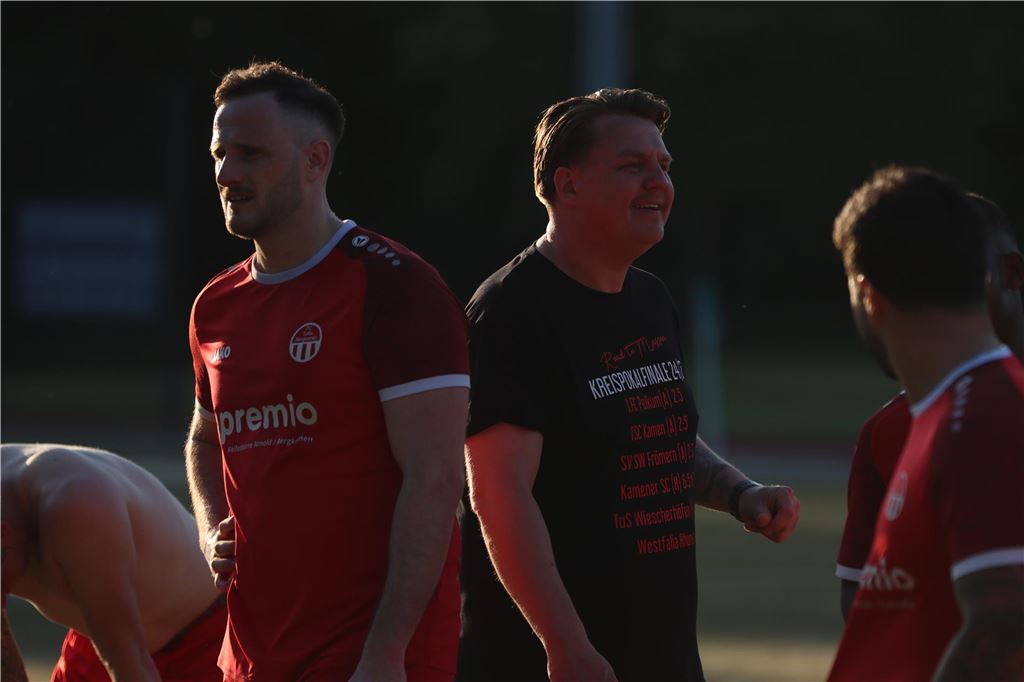 TuRa Bergkamen verliert gegen Rhynern erst in der Nachspielzeit Konnte nach Schiri-Kritik und der dafür ausgesprochenen Roten Karte schnell wieder lachen: TuRa-Trainer Chris Brügmann.