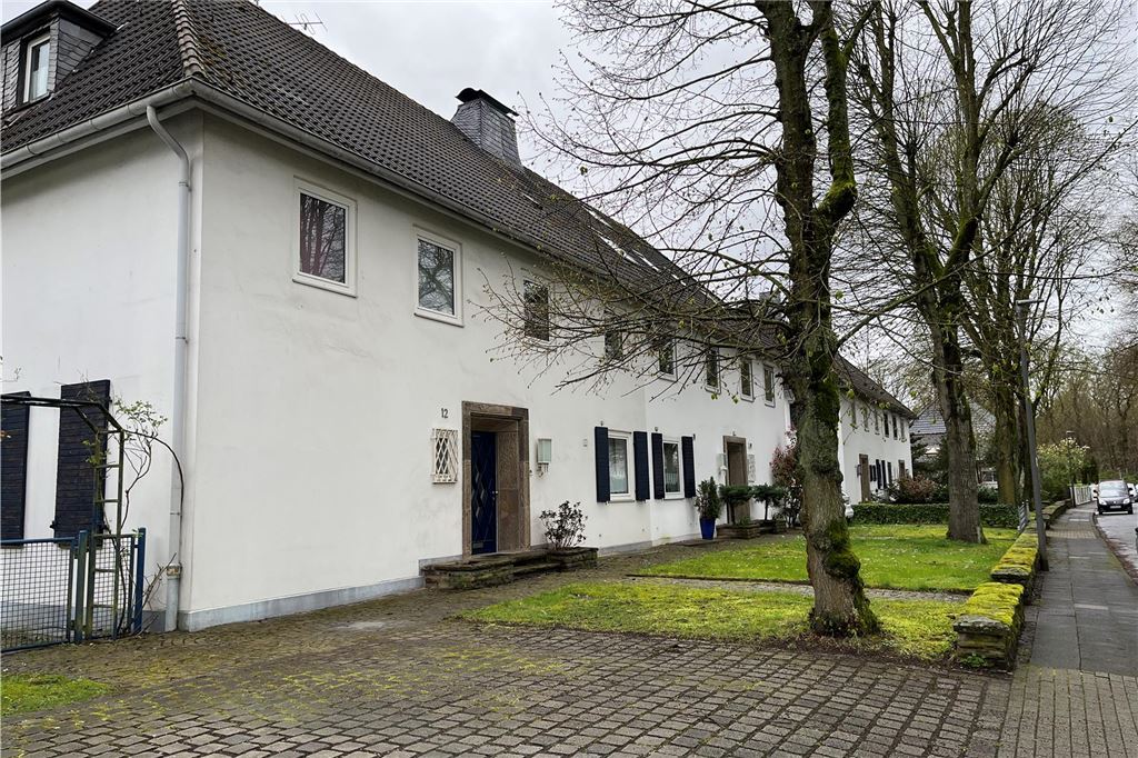 Haus 90.000 Euro billiger: Familienvater bei Zwangsversteigerung erfolgreich Konstantinos Georgiou wusste vor der Auktion nicht, wie die Doppelhaushälfte von innen aussieht. Bald gehört sie ihm.