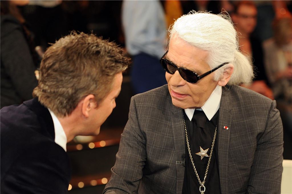 Jogginghose in der Schule zwischen leger und legendär Kontrollverlust? Mit einem legendären Spruch hat der verstorbene Modeschöpfer Karl Lagerfeld (r., im Gespräch mit Moderator Markus Lanz) seine Position zur Jogginghose auf den Punkt gebracht.