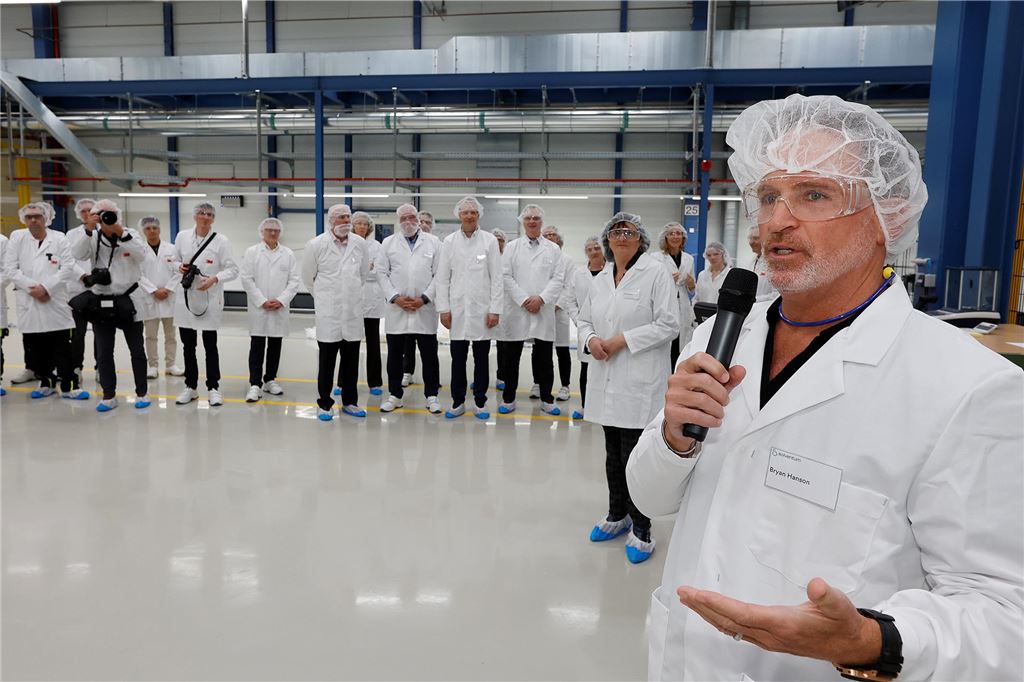 Konzern mit 900 Millionen Dollar Umsatz: Firmensitz nach Kamen verlegt Eröffnung einer Produktionsstrecke in einer Werkshalle in Kamen. Dort spricht Konzernchef Bryan Hanson vor Besuchern.