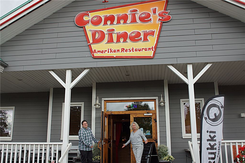 Connie`s Diner und Helferin Bella: Wo der flinke Roboter Burger serviert Kornelia Müller mit Sebastian Müller vor dem nach ihr benannten amerikanischen Restaurant Connie´s Diner. Nach fast 20 Jahren des Bestehens soll nun bald das Logo erneuert werden.