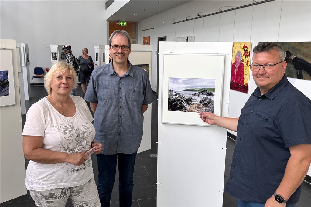 Kunstort Unna bringt Bewegung und viel Publikum in die Stadt Kornelia Topp, Dietmar Tscheuschler (M.) und Martin Seifert vom Foto-Club freuten sich über mehrere Hundert Besucher im ZIB. Im Hintergrund an der Wand stellte ein weiterer Kunstort aus: Die VHS zeigte Gemälde.