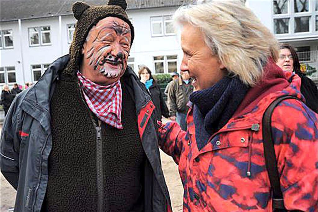 Erinnerungen an den Rosenmontagszug der Schulen Ein verkleideter Lehrer steht am Rosenmontag auf einem Schulhof.