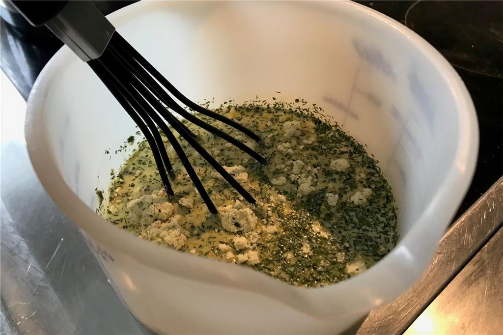 Geschmacksverstärker? Her damit! Rezept für „Kräutergehacktes“ Kräutersauce