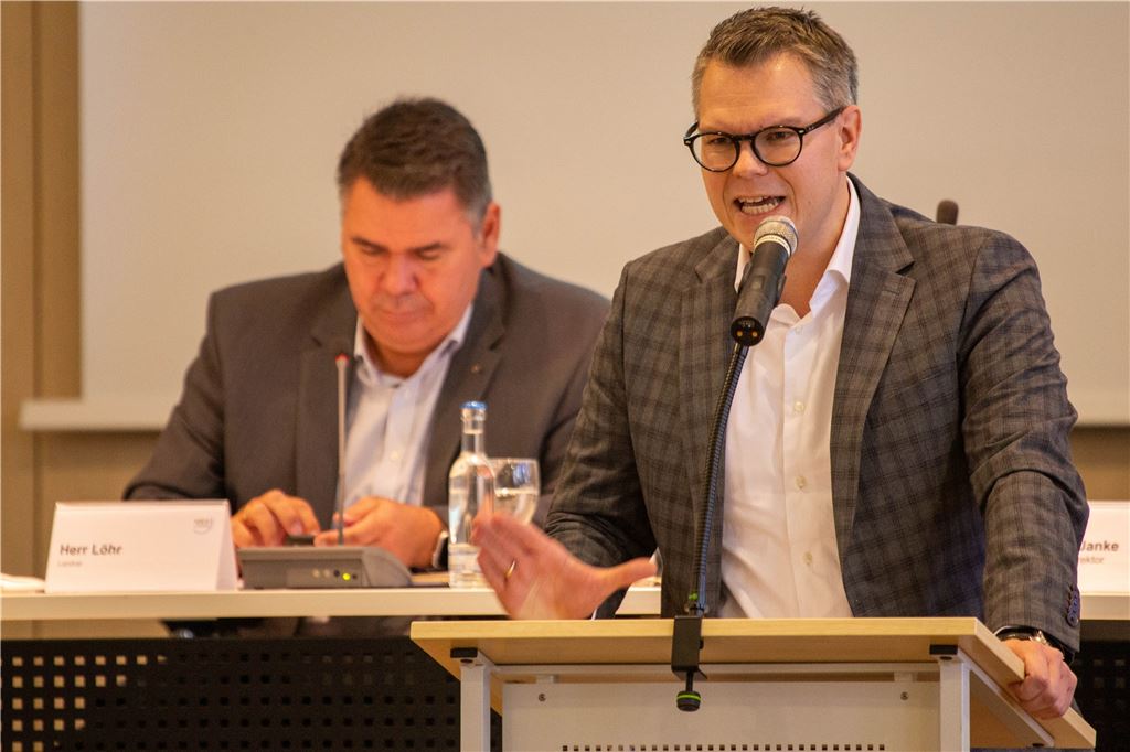 Neuer Bußgeldkatalog bringt Kreis Unna Mehreinnahmen in Millionenhöhe Kreisdirektor und Kreiskämmerer Mike-Sebastian Janke stellte am Dienstag, 9. November, den Haushaltsentwurf 2022 im Kreistag des Kreises Unna vor.