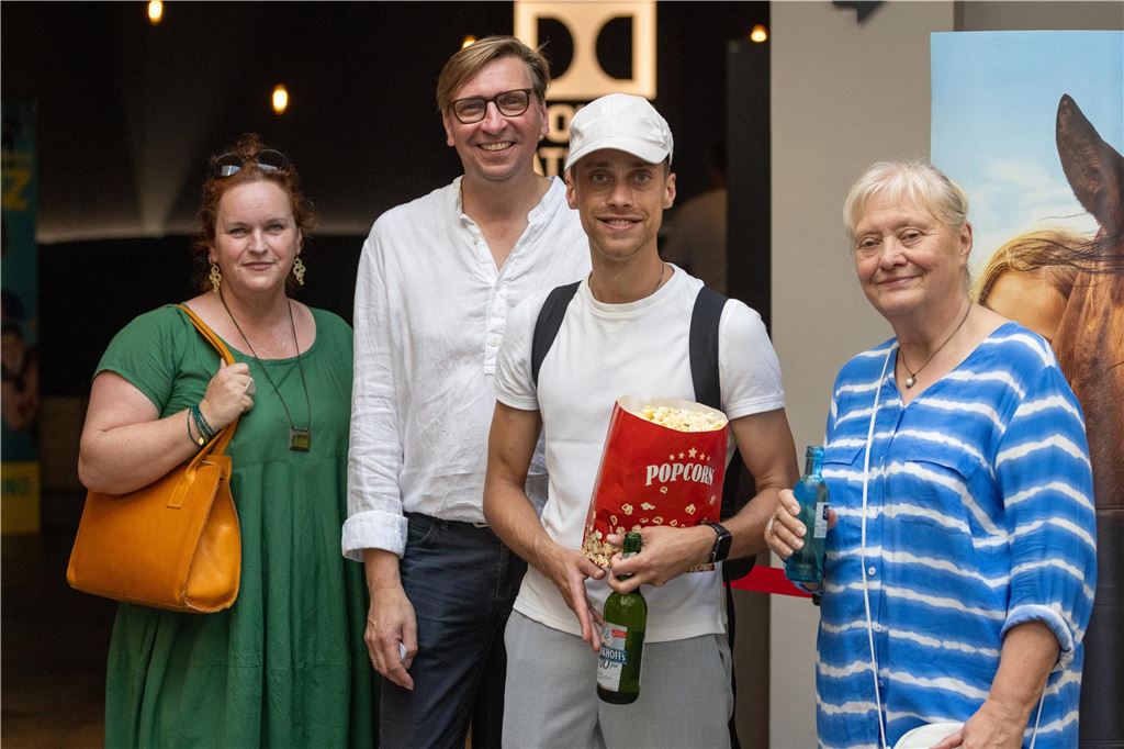 Grüne verzichten auf Landratswahl: Von „erschreckend“ bis „Neuanfang“ Kreissprecherin Regina Ranft (r.) steht mit dem damaligen grünen Bundestagsabgeordneten Michael Sacher stehen mit zwei weiteren Personen vor dem Kinorama in Unna.