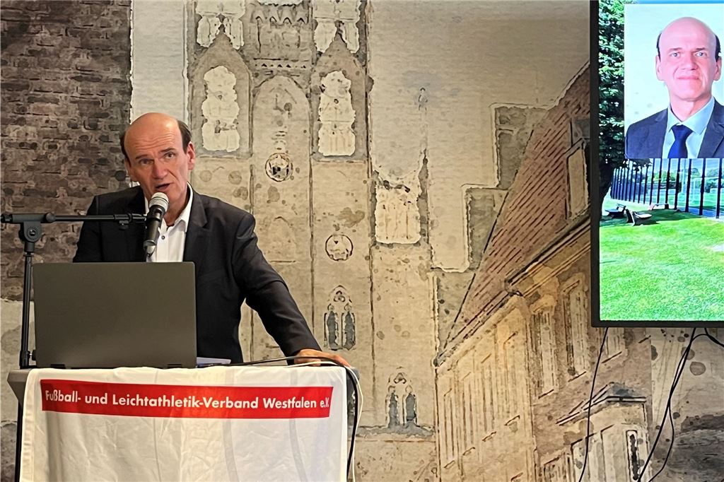 Ungewöhnliche Regelung bei Punktgleichheit im Kreis Münster Norbert Krevert steht am Pult.