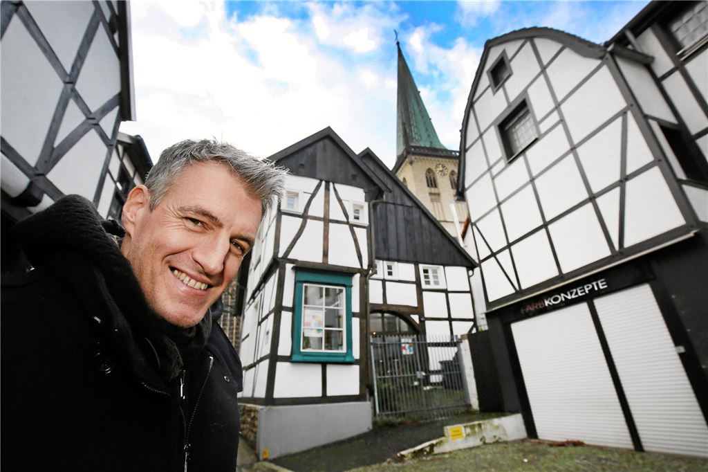Mord am Hellweg: drei Krimi-Höhepunkte im Oktober Krimi-Autor Thomas Raab vor Facherkhäusern in Unna.