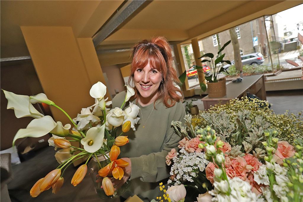 Neues Deko-Geschäft am Rathaus schafft Arbeitsplätze Kristin Rieger zeigt diverse Blumengestecke.