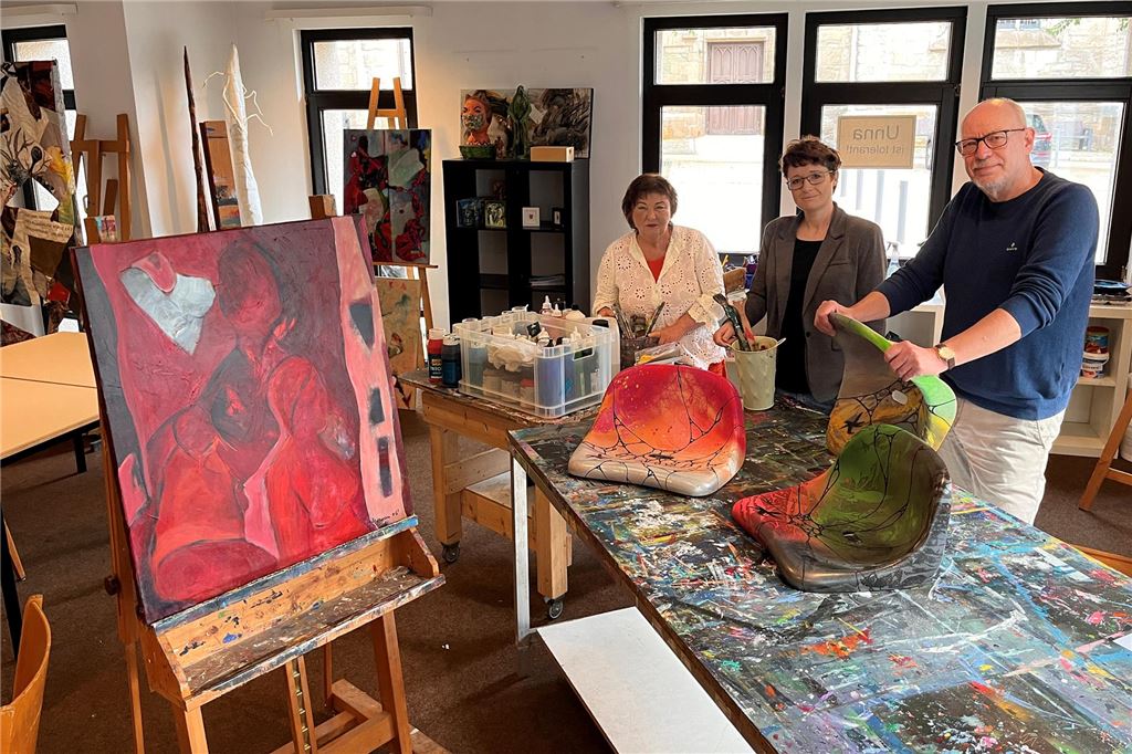 Neues Kunst-Café an der Stadtkirche für Begegnung und Integration Künstler, Diakonie und Kirchengemeinde kooperieren: Ilona Hetmann (Kunstforderer, v. l.), Annika Böger (Diakonie) und Jürgen Wienpahl (Presbyterium Ev. Kirchengemeinde) zeigen das neu gestaltete Atelier.