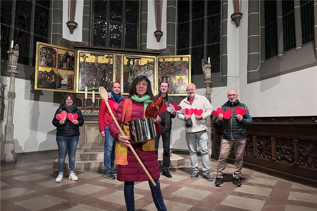 Lebendiger Adventskalender an Lüner Kirche: Täglich neue Überraschung Küsterin Christiane Wolf, Pfarrer Richard Zastrow, Kantorin Jutta Timpe, Pfarrer Udo Kytzia, Gemeindepädagoge Dirk Berger und Hausmeister Arthur Knoppig (von links) stellen den Adventskalender auf die Beine.