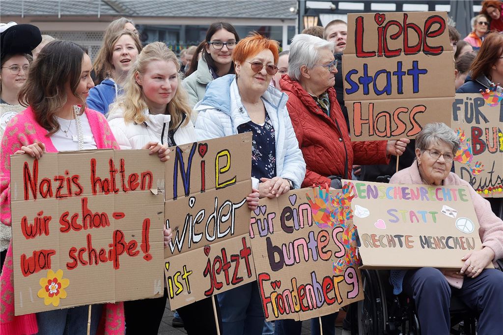 Kundgebung für Demokratie, Toleranz und Vielfalt und gegen Rassismus auf dem Markt in Fröndenberg