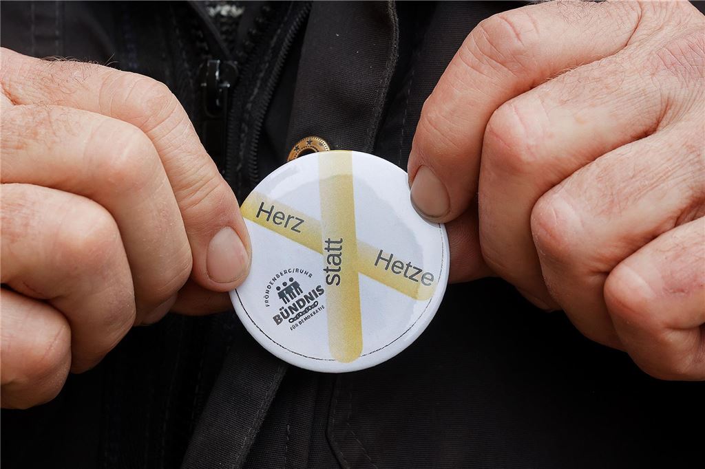 Kundgebung für Demokratie, Toleranz und Vielfalt und gegen Rassismus auf dem Markt in Fröndenberg