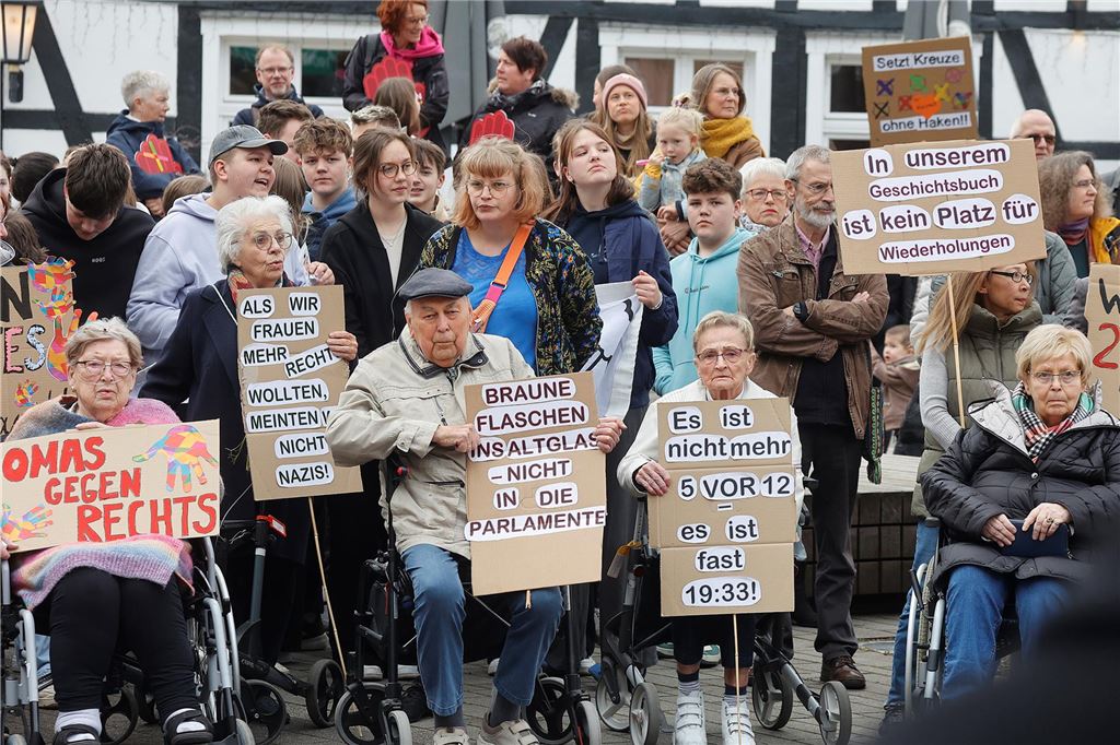 Kundgebung für Demokratie, Toleranz und Vielfalt und gegen Rassismus auf dem Markt in Fröndenberg