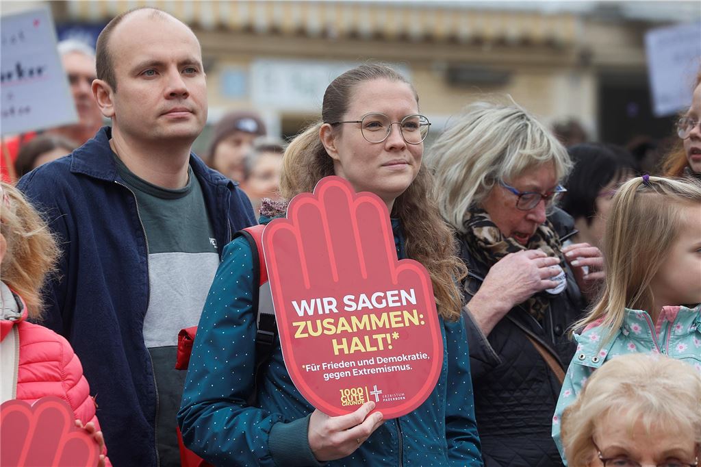 Kundgebung für Demokratie, Toleranz und Vielfalt und gegen Rassismus auf dem Markt in Fröndenberg