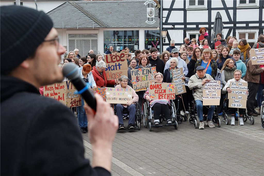 Kundgebung für Demokratie, Toleranz und Vielfalt und gegen Rassismus auf dem Markt in Fröndenberg