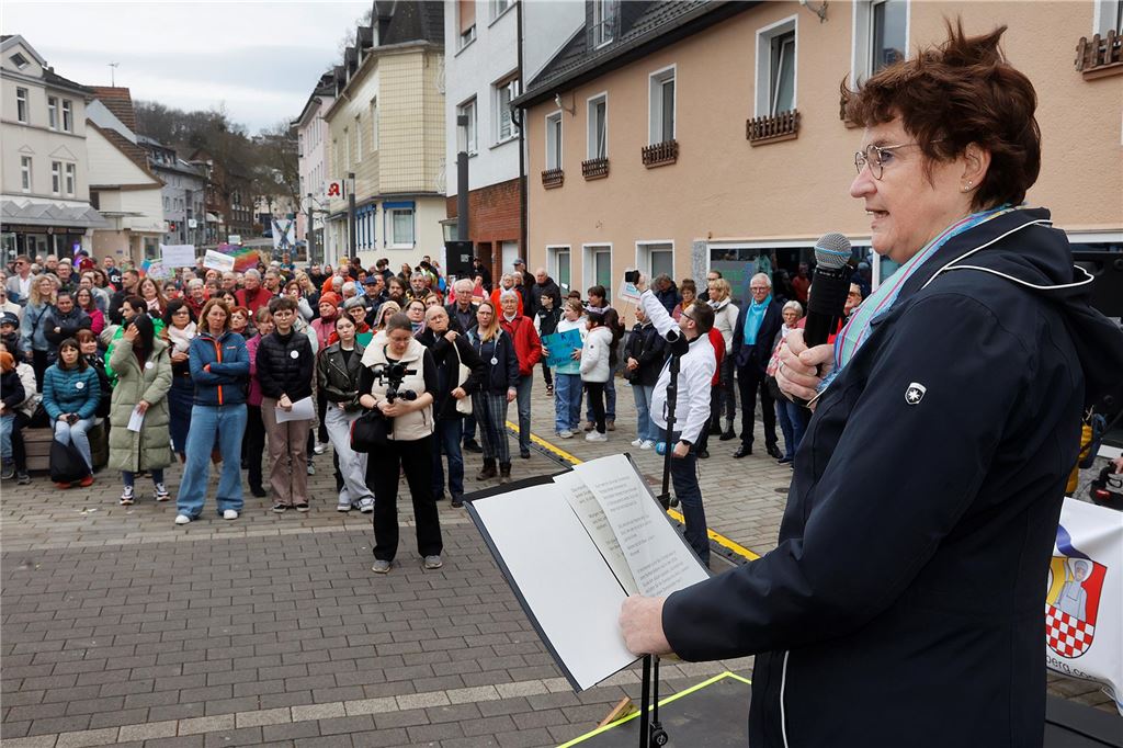 Kundgebung für Demokratie, Toleranz und Vielfalt und gegen Rassismus auf dem Markt in Fröndenberg