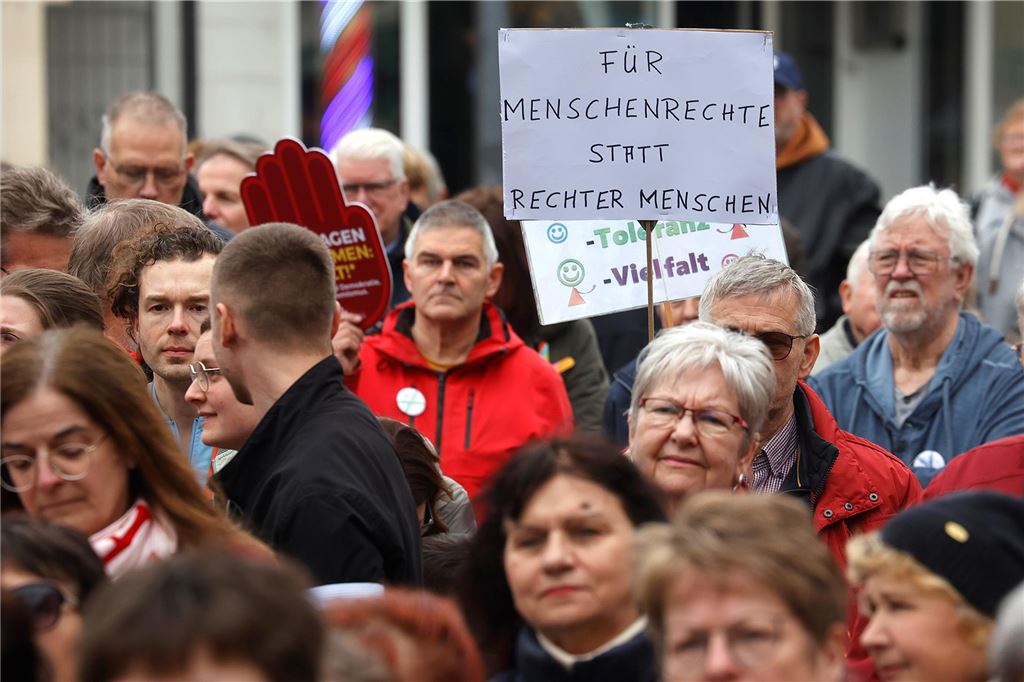 Kundgebung für Demokratie, Toleranz und Vielfalt und gegen Rassismus auf dem Markt in Fröndenberg