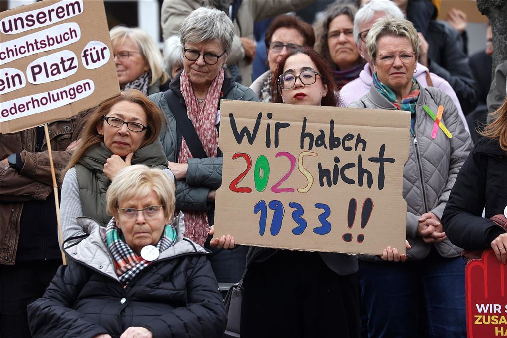 Kundgebung für Demokratie, Toleranz und Vielfalt und gegen Rassismus auf dem Markt in Fröndenberg