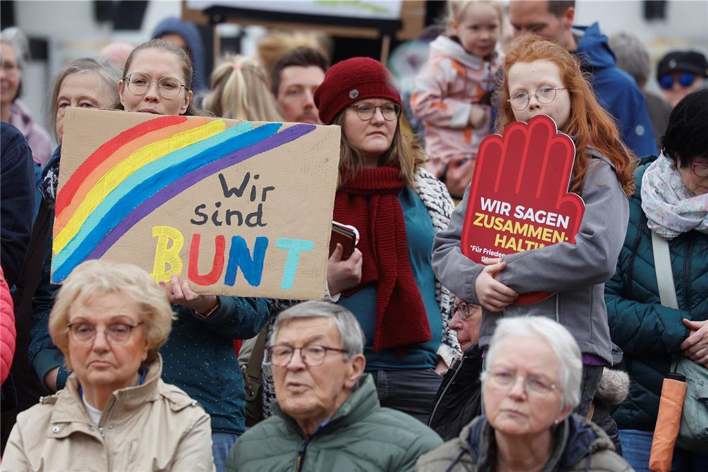 Kundgebung für Demokratie, Toleranz und Vielfalt und gegen Rassismus auf dem Markt in Fröndenberg
