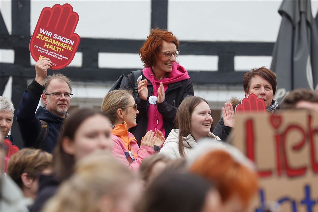 Kundgebung für Demokratie, Toleranz und Vielfalt und gegen Rassismus auf dem Markt in Fröndenberg