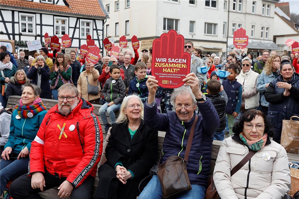 Kundgebung für Demokratie, Toleranz und Vielfalt und gegen Rassismus auf dem Markt in Fröndenberg