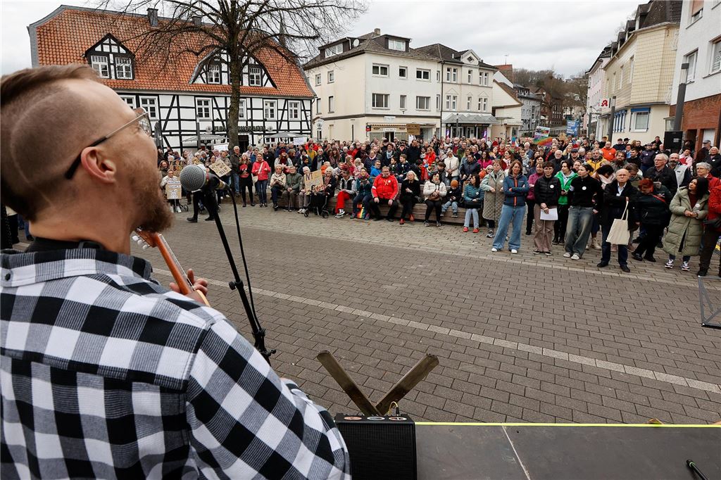 Kundgebung für Demokratie, Toleranz und Vielfalt und gegen Rassismus auf dem Markt in Fröndenberg