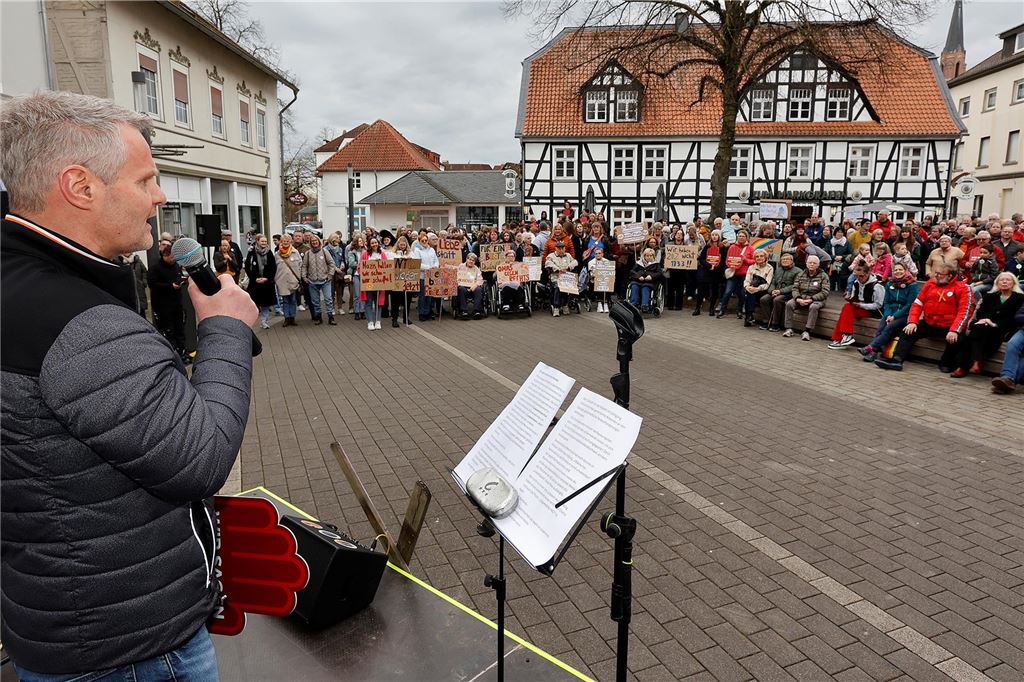 Kundgebung für Demokratie, Toleranz und Vielfalt und gegen Rassismus auf dem Markt in Fröndenberg