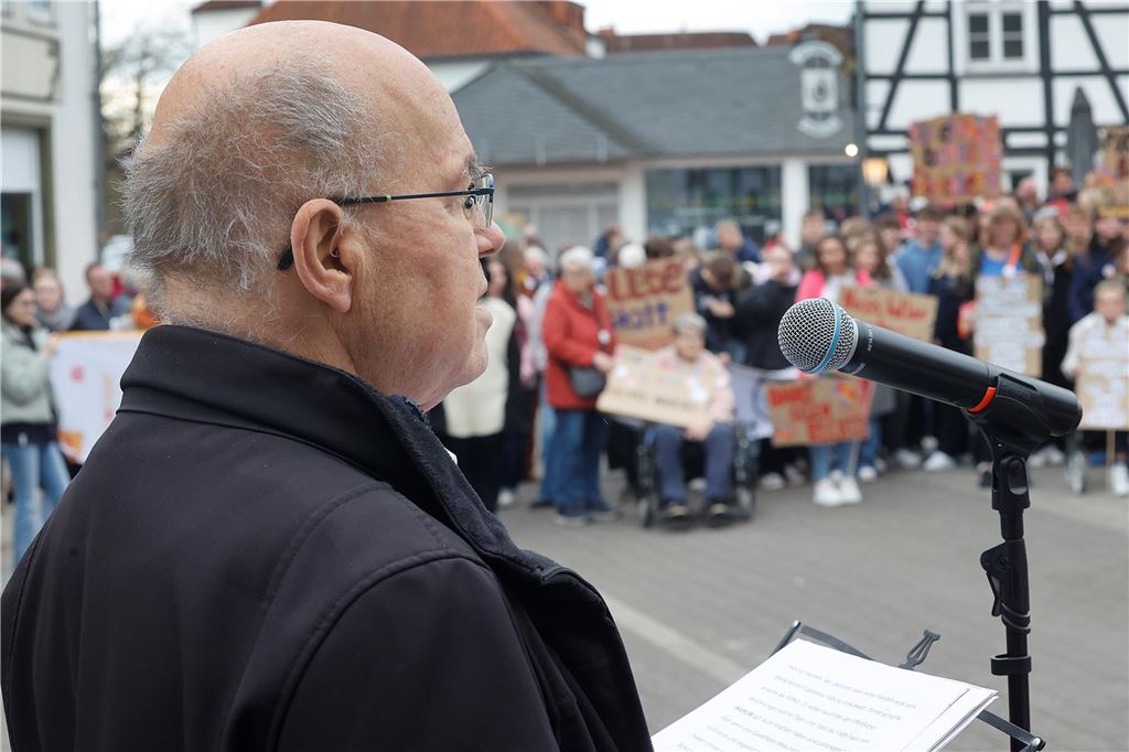 Kundgebung für Demokratie, Toleranz und Vielfalt und gegen Rassismus auf dem Markt in Fröndenberg