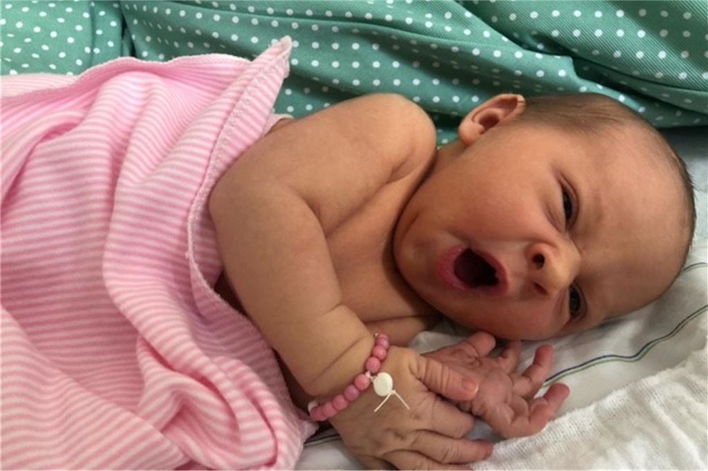Lia ist das 500. Baby 2024 im Christlichen Klinikum Unna Lia liegt im Krankenhaus in eine Decke eingekuschelt und gähnt.