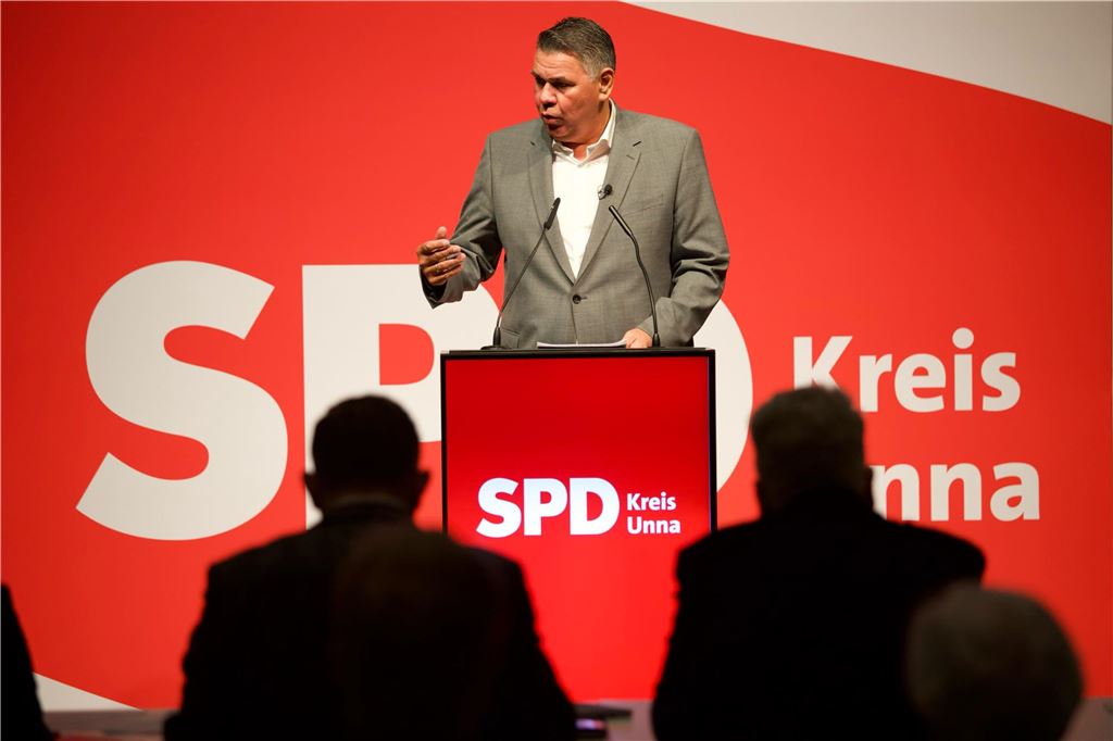 SPD stellt Kandidaten für Kreistag auf: Nur wenige Urgesteine bleiben Landrat Mario Löhr spricht auf der Vertreterversammlung des SPD-Unterbezirks Kreis Unna am 5. April 2025 in der Stadthalle Unna.