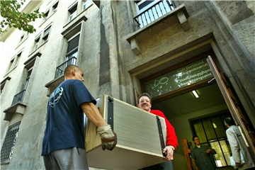 Lang ist es her: 2004 trugen die Möbelpacker die Schreibtische und Büroschränke der Stadtplaner aus dem Gebäude, das jetzt zum Hotel wird.
