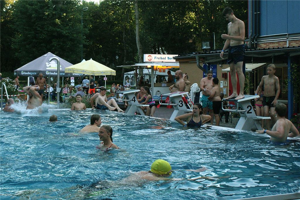 Sommerferien im Freibad Bornekamp: Viele Veranstaltungen geplant Lange Abende mit Currywurst und Bier im Freibad