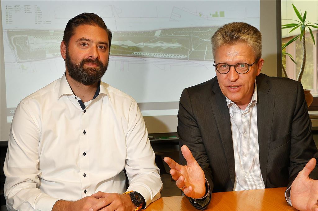 IGA-Aus: „Halbfertige Torte servieren macht niemandem Spaß“ Jens Toschläger und Bürgermeister Bernd Schäfer sitzen vor einer Karte der Bergkamener IGA-Fläche.