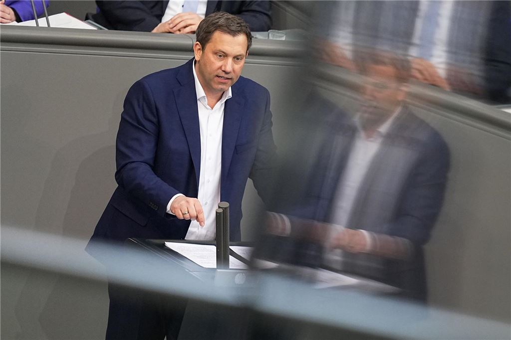 Steinmeier unterzeichnet Grundgesetzänderung für Finanzpaket: Alle Infos im Livestream & Newsblog Lars Klingbeil, SPD-Fraktionsvorsitzender, spricht in der 214. Plenarsitzung der 20. Legislaturperiode im Deutschen Bundestag.