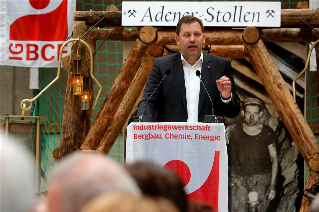 Lars Klingbeil vor dem Adener Stollen.