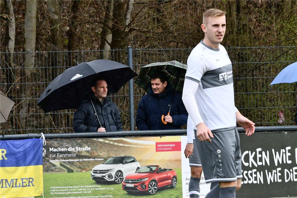 Alle guten Dinge sind drei: Werner SC fährt wieder zur TSG Dülmen Nico Holtmann, 24-jähriger Innenverteidiger, spielte schon vor zwei Jahren im weiß-grauen Heim-Trikot des Werner SC. Im Hintergrund mit Regenschirm Lars Müller, derzeitiger WSC-Interimstrainer.