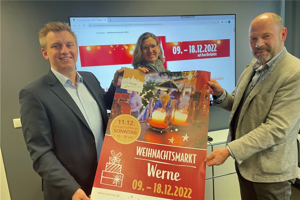 Weihnachtsmarkt: Essen und Trinken stehen dieses Mal im Mittelpunkt Lars Werkmeister (v. l.) und Britta Löchter vom Werne Marketing präsentieren gemeinsam mit Händler Hubertus Waterhues das Plakat für den Weihnachtsmarkt Werne 2022.
