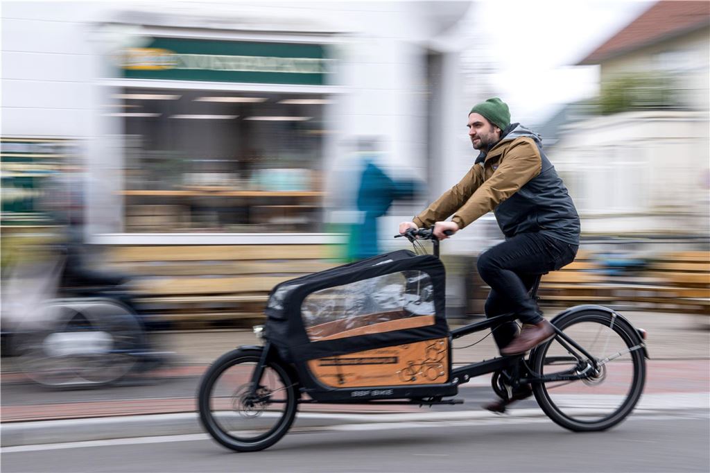Händler wollen weniger Lieferverkehr: Ladezonen in Planung Ein Mann fährt auf einem Lastenrad