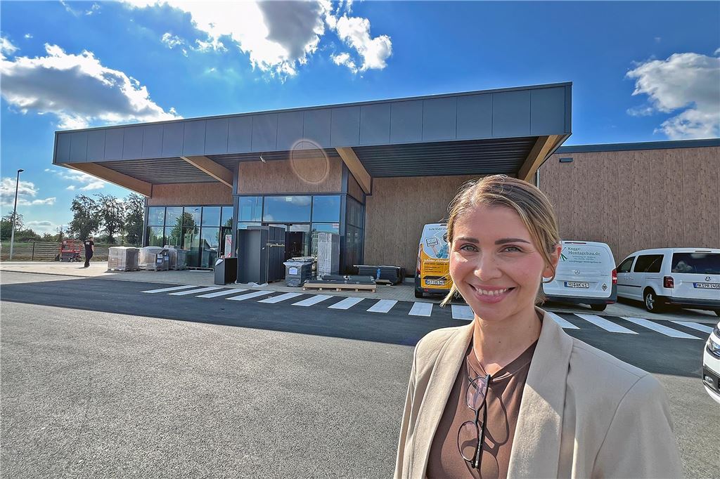 Statt zwei Lebensmittelmärkten gibt es bald keinen mehr Betreiberin Laura Heder steht vor dem Edeka-Markt in Werl-Büderich.