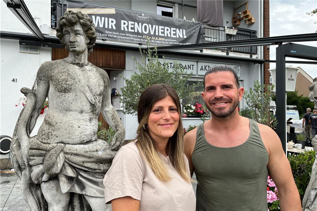 Großer Gastro-Rückblick 2024: Neueröffnungen und Schließungen in Unna Laura und Evangelos Bochtis, Betreiber des Akropolis in Unna-Uelzen, stehen vor ihrem Restaurant.