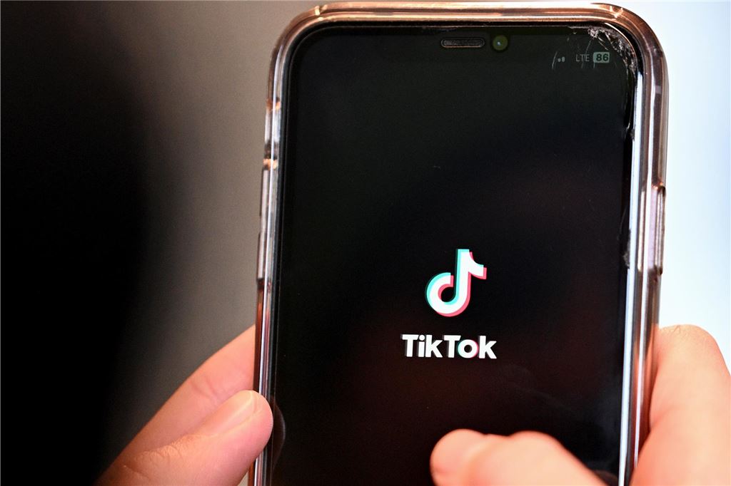 Depressionen oder ADHS bei TikTok: „Internet ersetzt keine Diagnostik“ Eine Person hält ein Smartphone in der Hand, die App TikTok ist geöffnet.