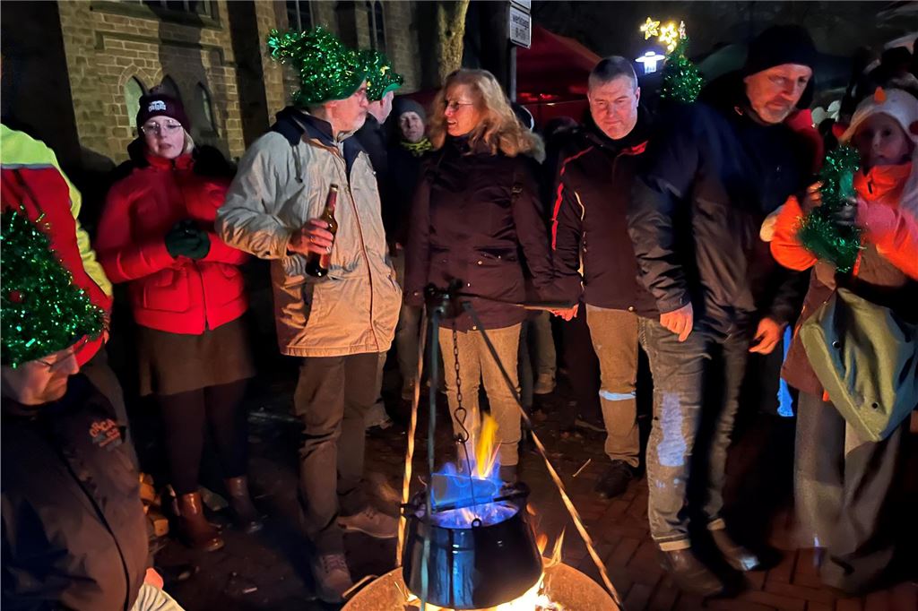 Laut war der Ruf der DLRG über den Weihnachtsmarkt zu hören. In Not war jedoch niemand. Stattdessen war die nächste Fuhre Feuerzangenbowle fertig.