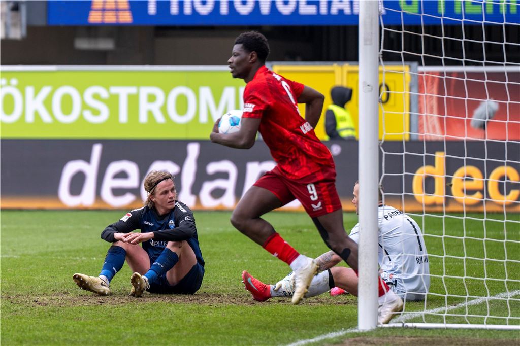 Schalke in Kaiserslautern: Der Countdown läuft Fußball: 2. Bundesliga, SC Paderborn 07 - 1. FC Kaiserslautern, 26. Spieltag, Home Deluxe Arena: Paderborns Felix Götze (l) und Paderborns Torwart Manuel Riemann reagieren nach dem Lauterer Tor zum 3:2, während Lauterns Torschütze Ragnar Ache jubelt. +++ dpa-Bildfunk +++