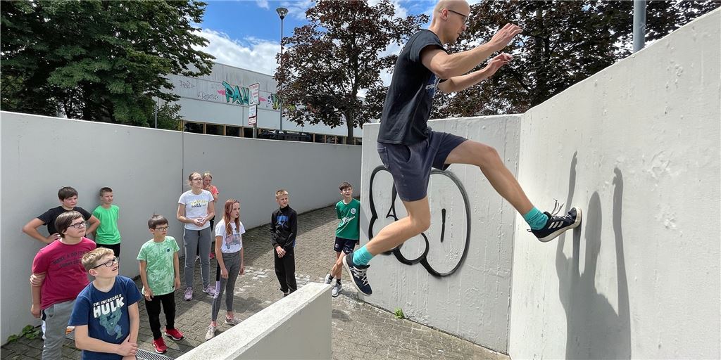 Vorschlag: Keine reine Eishalle, aber ein Trendsportzentrum in Massen Le Parkour scheint einer der neueren Sporttrends sein, die sich langfristig etablieren. Der aus Frankreich stammende Hindernislauf nutzt zwar typischer Weise den urbanen Raum als Sportstätte, doch für Ausbildung und Training gehen die Sportler auch in die Halle, wenn eine zur Verfügung steht.