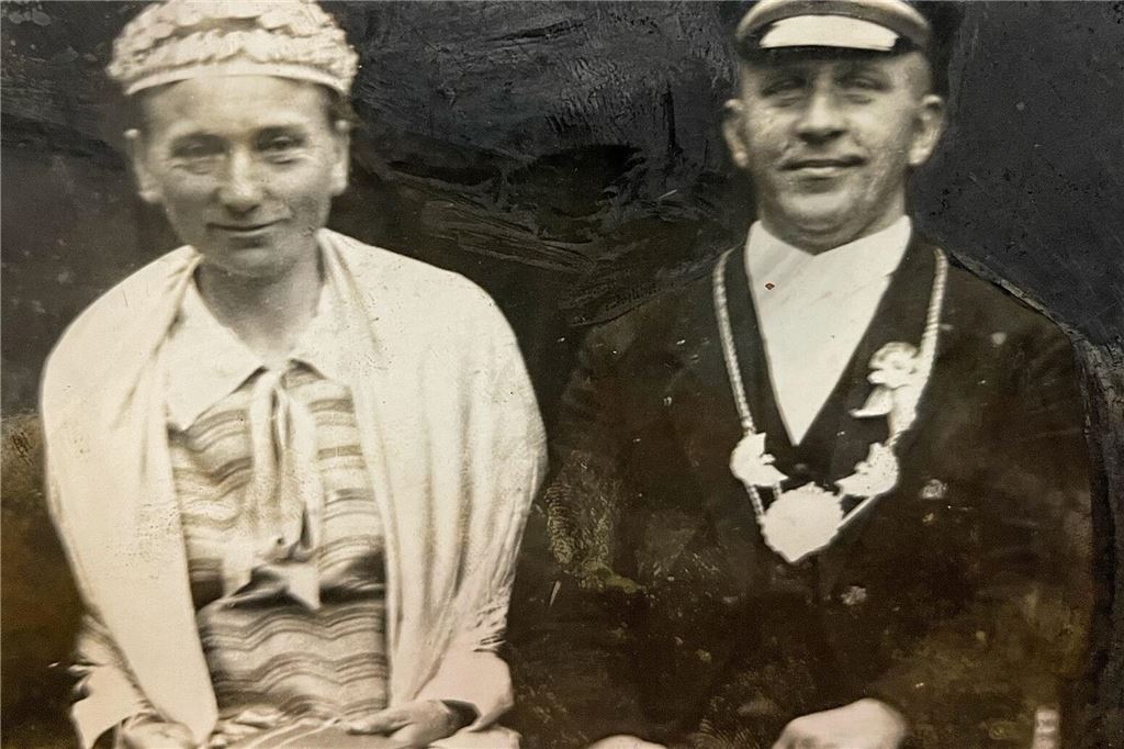Schützenverein Langern feiert: 10 erstaunliche Fakten aus 100 Jahren Lehrer Clemens König ging als erster Schützenkönig in die Langerner Vereinsgeschichte ein. Er wählte eine Kollegin, Paula Berlemann, zu seiner Königin.