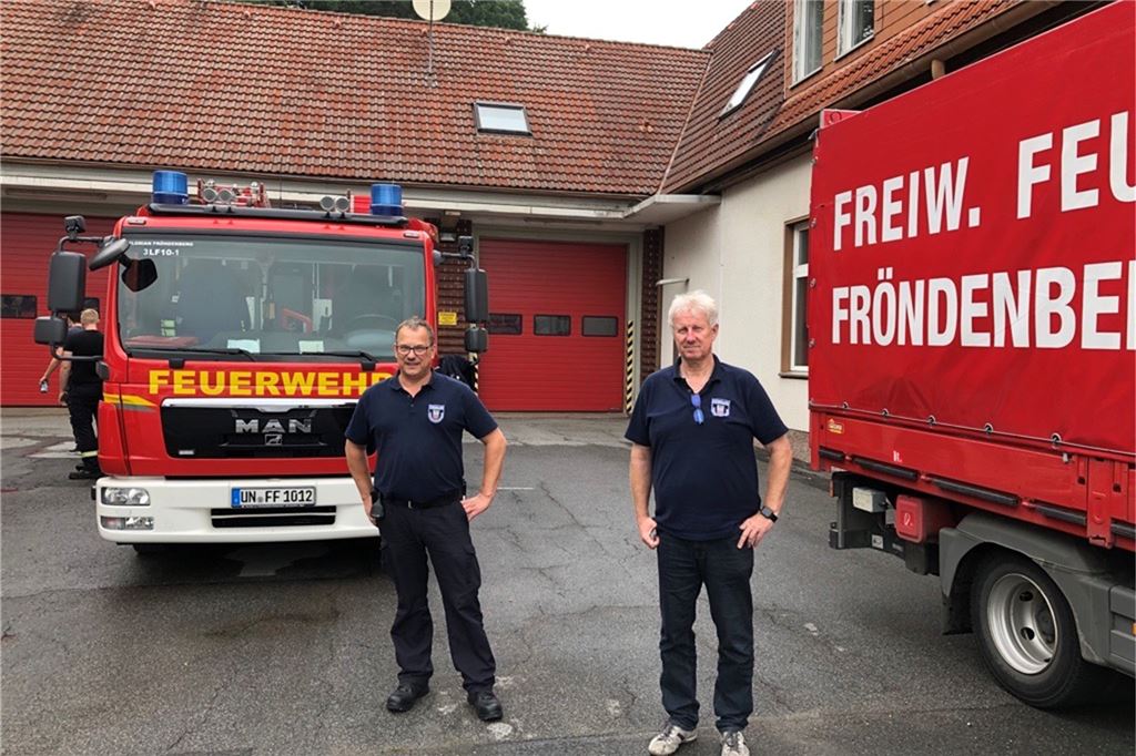 Feuerwehrmann nach vier Wochen: Quereinsteiger will ins brennende Haus Leiter Jörg Sommer (r.), hier mit seinem Stellvertreter Dieter Blotenberg, wirbt darum, sich auch als Quereinsteiger zur Feuerwehr zu melden.