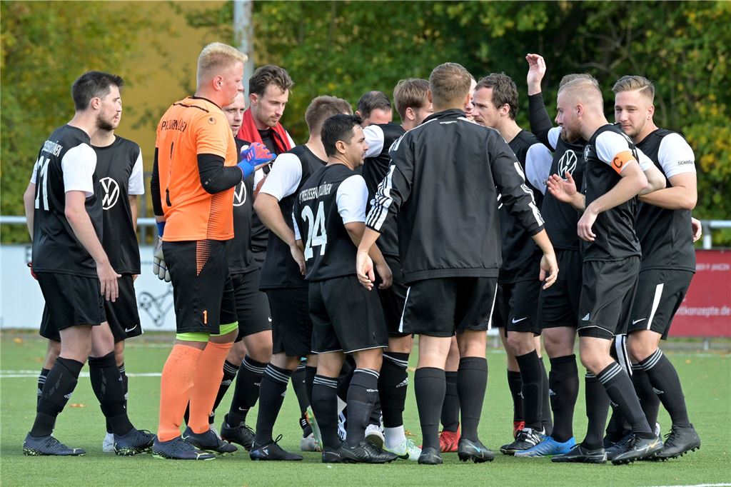 SV Preußen Lünen mit erster Pflichtspiel-Pleite nach 21 Wochen: „Bin noch etwas geschockt“ Leon Röhnicke (2.v.r.) und der SV Preußen Lünen gingen am Sonntag erstmals in dieser Saison als Verlierer vom Platz.
