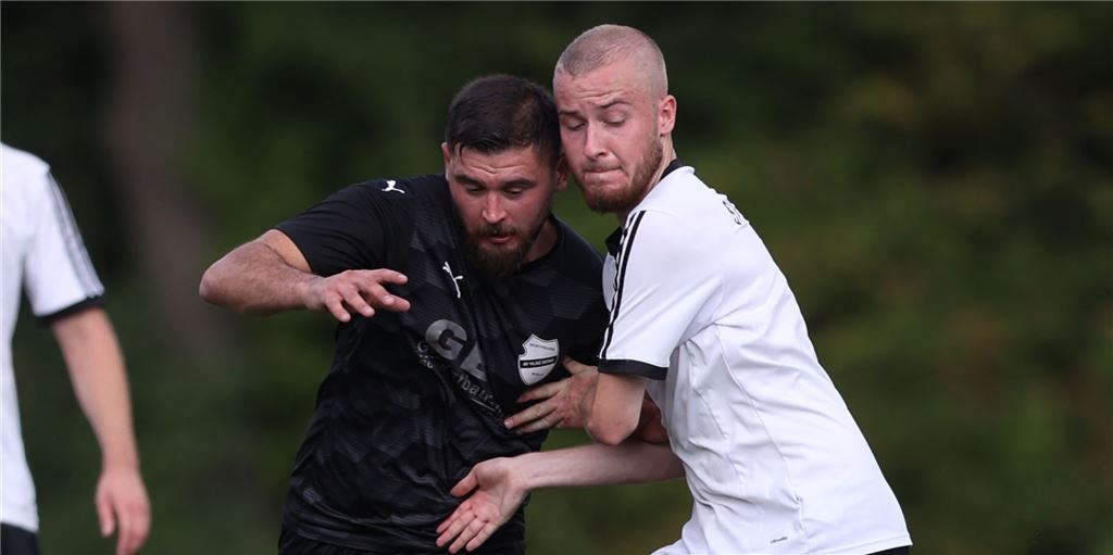 SV Preußen Lünen mit erster Pflichtspiel-Pleite nach 21 Wochen: „Bin noch etwas geschockt“ Leon Röhnicke (r.) führte den SV Preußen Lünen am Sonntag als Kapitän aufs Feld.